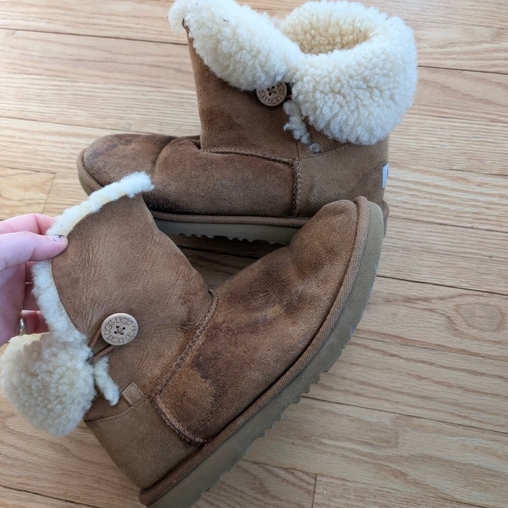 UGG Mini Bailey Button II Women's 6 Chestnut Brown Suede Ankle Boots short mini